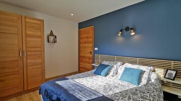 3 bedrooms, travel crib, WiFi, bed sheets