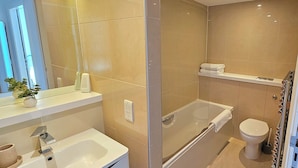 Shower, hair dryer - Temple Bar 1BDR Large Newly Upgraded Sleeps 4 (Dublin)