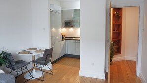 Fridge, microwave, oven, stovetop - Temple Bar 1BDR Large Newly Upgraded Sleeps 4 (Dublin)