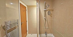 Shower, hair dryer - Temple Bar 1BD, Large & Newly Upgraded, Sleeps 4 (Dublin)