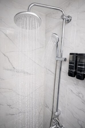Dusche, Haartrockner, Handtücher, Seife
