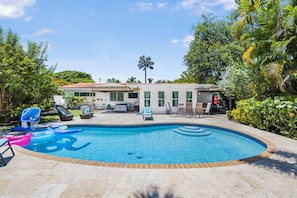 Outdoor pool, sun loungers - Miami Dream Home with Pool (North Miami)
