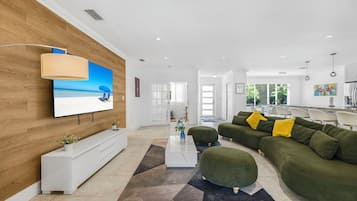 Vandað hús - verönd | Stofa | 50-tommu plasmasjónvarp með kapalrásum