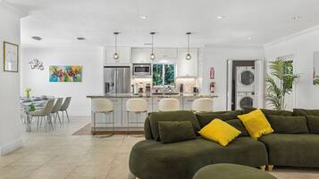 Vandað hús - verönd | Stofa | 50-tommu plasmasjónvarp með kapalrásum