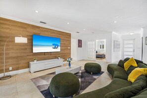 Hus – exclusive, terrasse | Oppholdsområde | En 50-tommers plasma-TV med kabel-kanaler