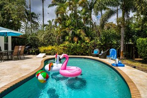 Outdoor pool, sun loungers - Miami Dream Home with Pool (North Miami)