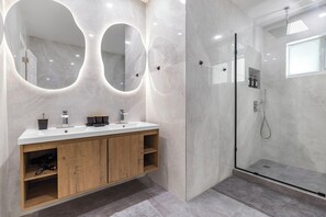 Exclusive House, Patio | Bathroom - Miami Dream Home with Pool (North Miami)