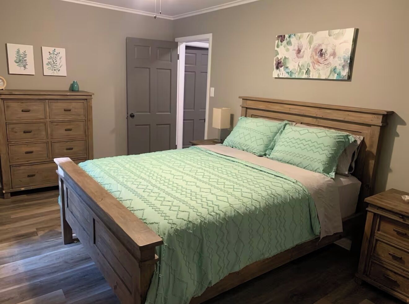 5 bedrooms, iron/ironing board, WiFi, bed sheets