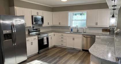 Conway White House: Sleeps 18, Game Room, Pool