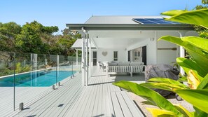 Outdoor dining - Winders Beach House - Stunning Beachfront Home (Marcoola)