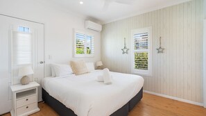 6 bedrooms, iron/ironing board, free WiFi, bed sheets - Winders Beach House - Stunning Beachfront Home (Marcoola)