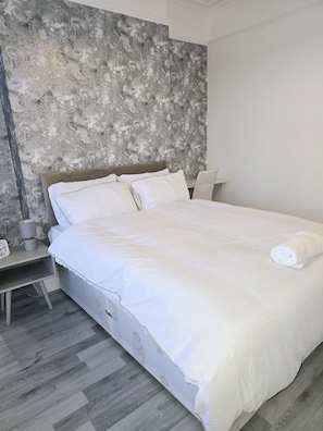 1 dormitori, planxa i posts de planxar, wifi i roba de llit