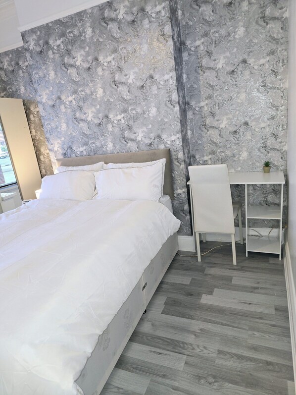 1 habitación, tabla de planchar con plancha, wifi y ropa de cama 