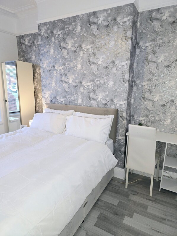 1 dormitori, planxa i posts de planxar, wifi i roba de llit