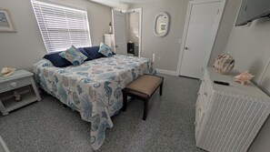 4 bedrooms, free WiFi, bed sheets, wheelchair access - FREE Boat to use-Fish from the TIKI outback-Dock your boat on canal-Pets OK-4 Br (Satsuma)