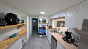 Køleskab, mikrobølgeovn, ovn, kogeplade