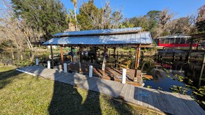 Property grounds - FREE Boat to use-Fish from the TIKI outback-Dock your boat on canal-Pets OK-4 Br (Satsuma)