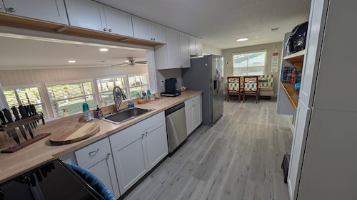 FREE Boat to use-Fish from the TIKI outback-Dock your boat on canal-Pets OK-4 Br