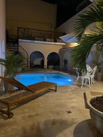 Una piscina al aire libre