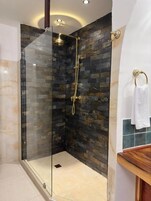 Secador de pelo, toallas, jabón, shampoo