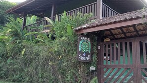 Un bâtiment rustique sur lequel on peut lire l’inscription : « Banana VerdeLenca ».