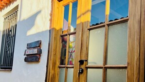 Una puerta de madera con paneles de vidrio esmerilado y un letrero que dice "TEDERA" encima.