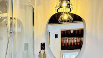 Een douche, een haardroger, handdoeken