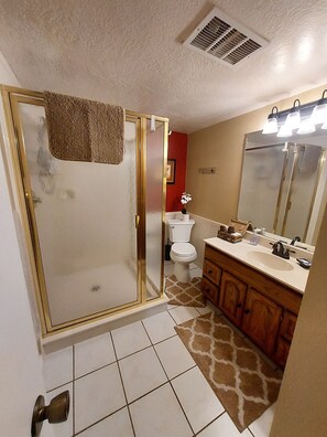 Bathroom - Charming 2-bedroom house in Ogden with WiFi. Country location. Close to Ski area (Ogden)