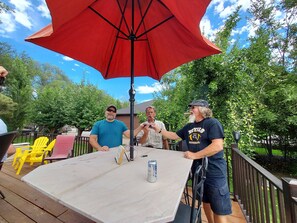 Outdoor dining - Charming 2-bedroom house in Ogden with WiFi. Country location. Close to Ski area (Ogden)