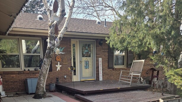 Il s’agit d’une propriété résidentielle dotée d’une terrasse en bois, d’une maison en briques, d’une porte d’entrée ornée d’une étoile et d’une pancarte de bienvenue.