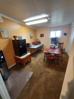 Dining - Charming 2-bedroom house in Ogden with WiFi. Country location. Close to Ski area (Ogden)