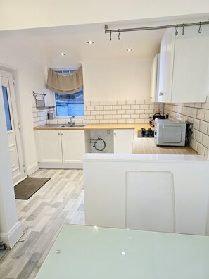 Private kitchen - Queen Bedroom In Moston. Located in Moston, 4.6mi from Etihad Stadium.  (Manchester)