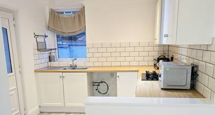 Queen Bedroom In Moston. Located in Moston, 4.6mi from Etihad Stadium.