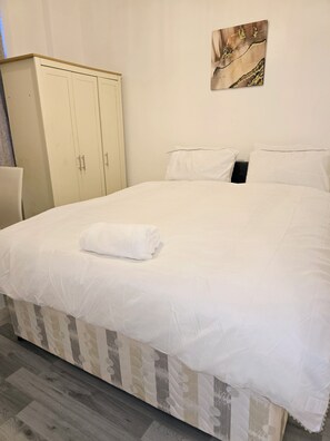 1 bedroom, WiFi, bed sheets - Queen Bedroom In Moston. Located in Moston, 4.6mi from Etihad Stadium.  (Manchester)