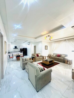 Smart TV - Luxury 2-bedroom apartment with 24hrs light & pool in Lekki phase 1 (Lekki)