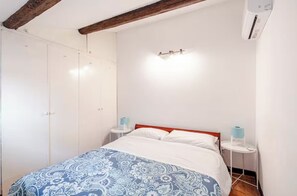 1 chambre, bureau, fer et planche à repasser, Wi-Fi