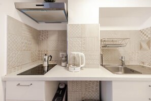 Kühlschrank, Herdplatte, Wasserkocher mit Kaffee-/Teezubehör