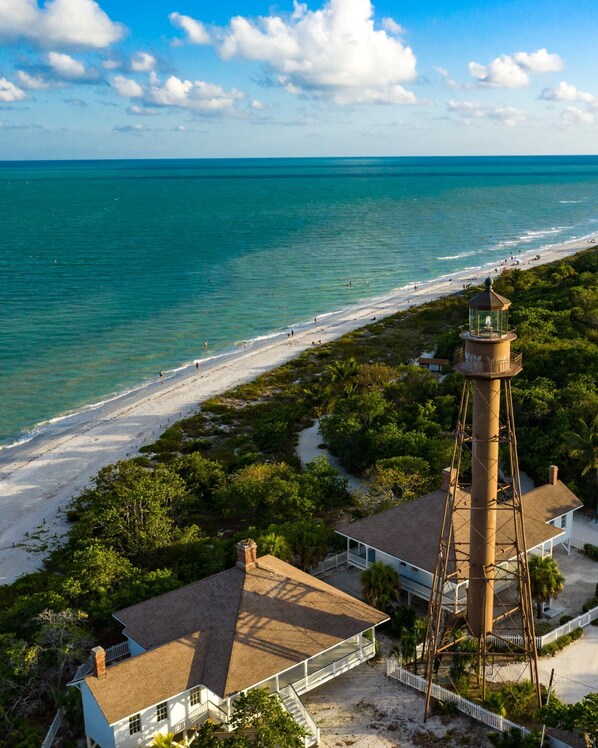 On the beach - Book your stay now and make your island getaway dreams a reality. (Sanibel)