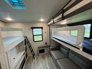 2 bedrooms, in-room safe, free WiFi, bed sheets - Charming 2-bedroom RV in terrific South Haven with WiFi, AC (South Haven)