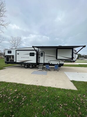 Exterior - Charming 2-bedroom RV in terrific South Haven with WiFi, AC (South Haven)