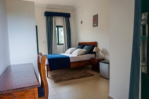 Eenpersoonskamer | Een kluis op de kamer, een bureau, een laptopwerkplek, gratis wifi