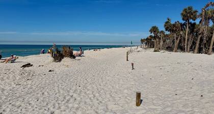 Northshore Lake Villa-West of Tamiami-Sidewalk to Wiggins Pass Beach- 3bds 2 bth