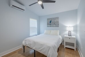 4 chambres, fer et planche à repasser, lit de bébé portatif