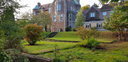 Cosy Cottage In grounds of Old Monastery - easy access  Loch Lomond and Glasgow 