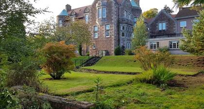 Cosy Cottage In grounds of Old Monastery - easy access Loch Lomond and Glasgow
