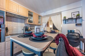 Kjøleskap, mikrobølgeovn, ovn og kokeplater