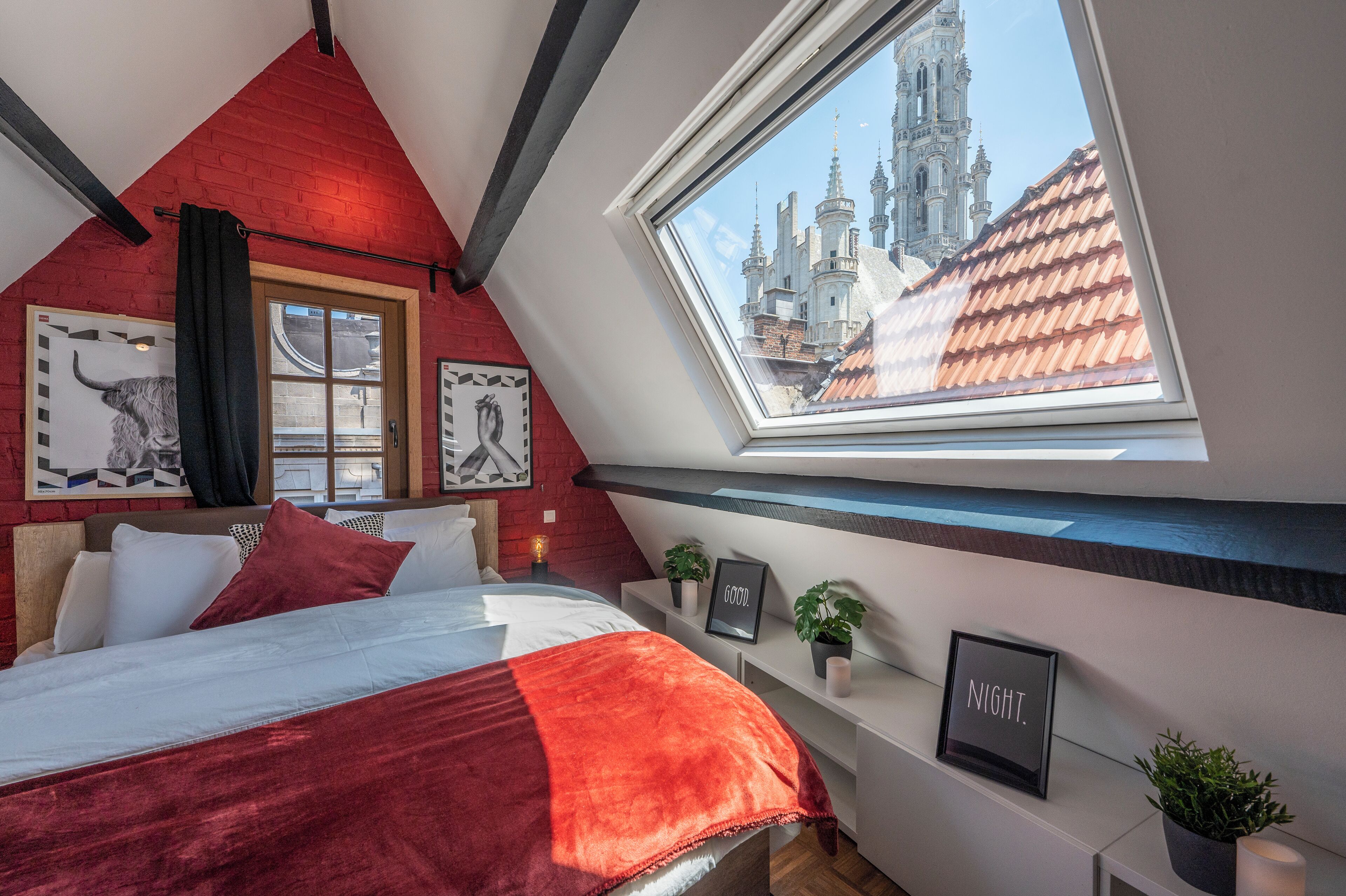 1 slaapkamer, een kluis op de kamer, een bureau