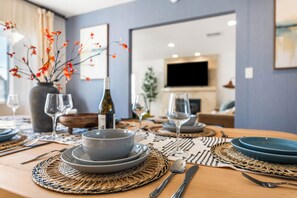 Dining - Charming Modern LA Gem Fully Furnished-Perfect for Long Stay (Los Angeles)