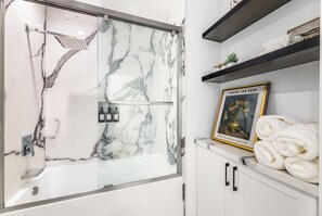 Dusche, Haartrockner, Handtücher, Seife