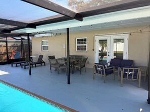 Outdoor dining - Quiet Family Home w/ Pool Near Pinecraft (Sarasota)